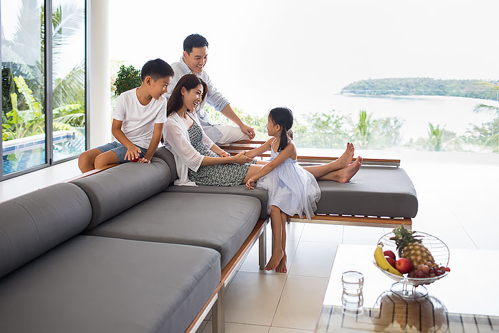 快乐的一家人坐在沙发上