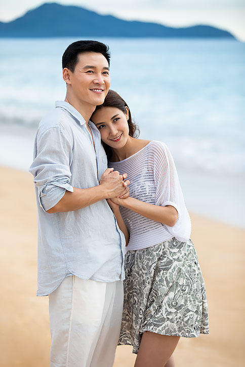 快乐的年轻夫妇在沙滩拥抱