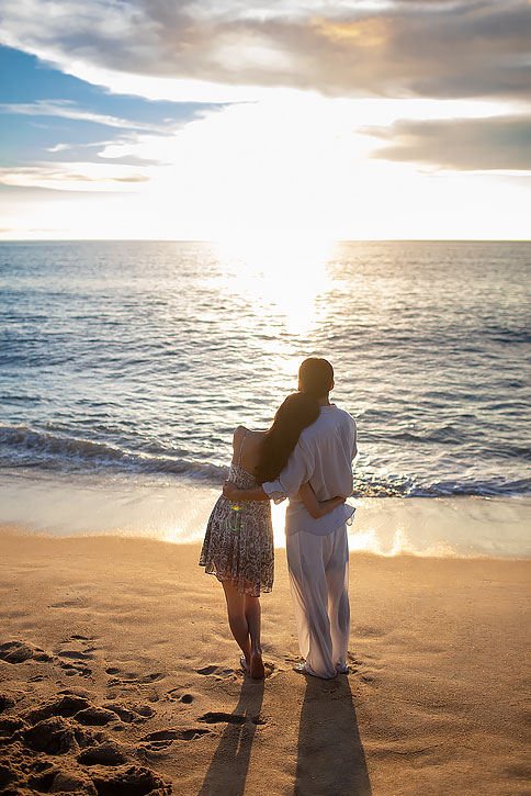 海边浪漫的年轻夫妇