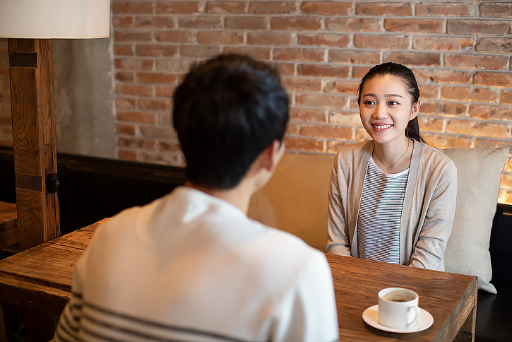 年轻情侣在咖啡店约会