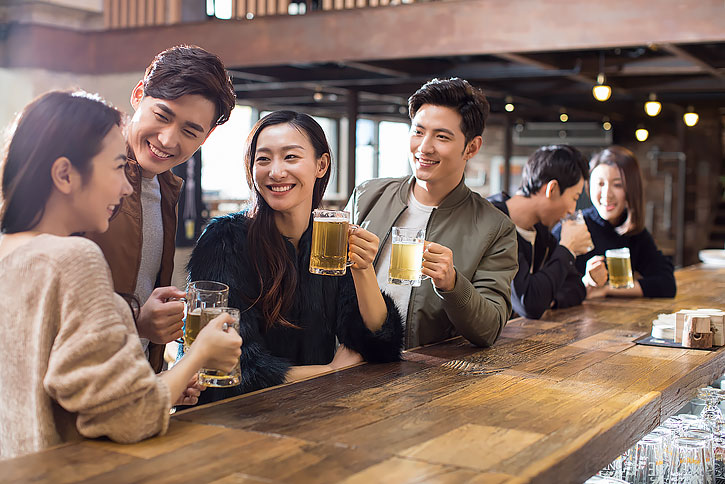 快乐的朋友们在酒吧喝酒聊天