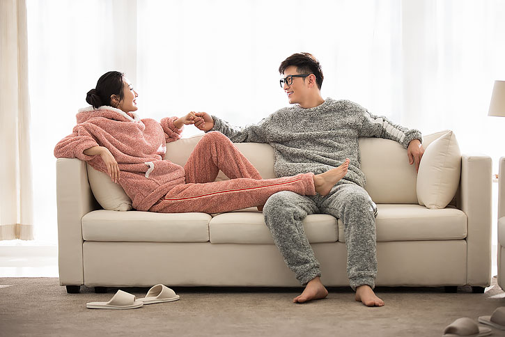 快乐年轻情侣在沙发上休息