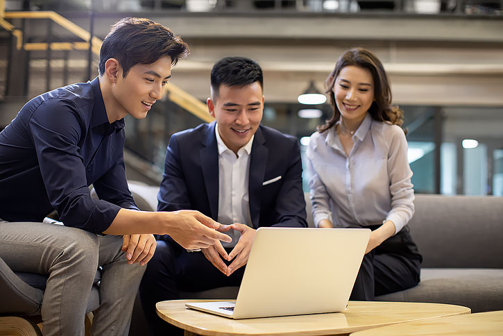 自信的商务人士在办公室讨论