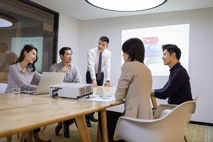 自信的商务人士在会议室开会