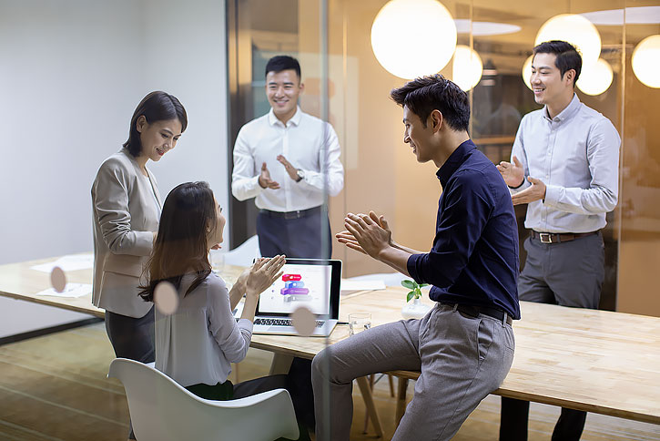 商务人士在会议室讨论-原创广告素材图片-蓝牛仔