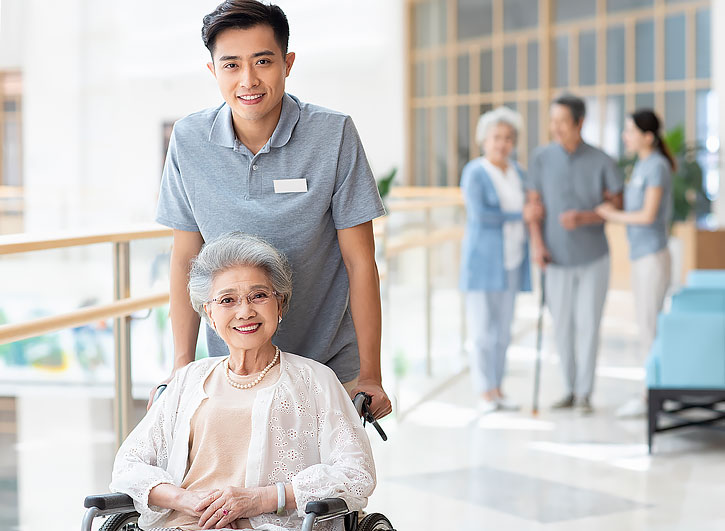 护工照顾老人