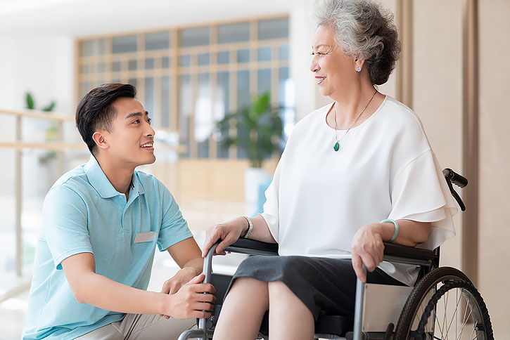 护工照顾老人