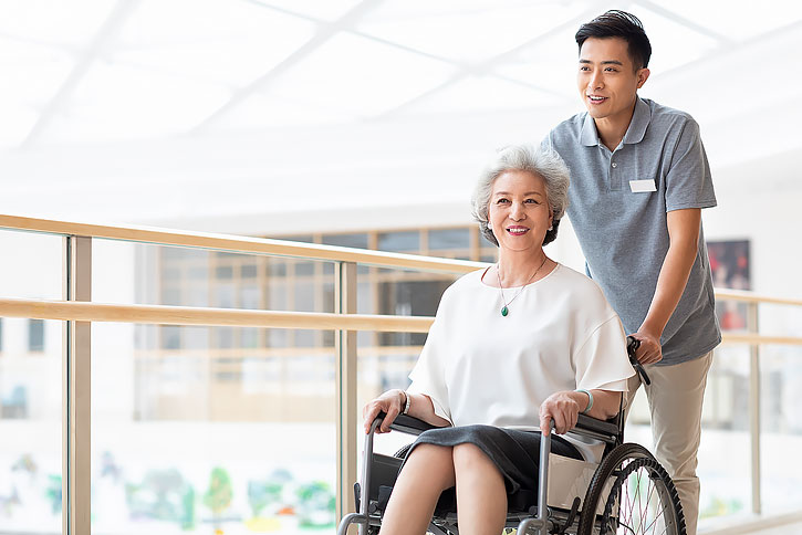 护工照顾老人
