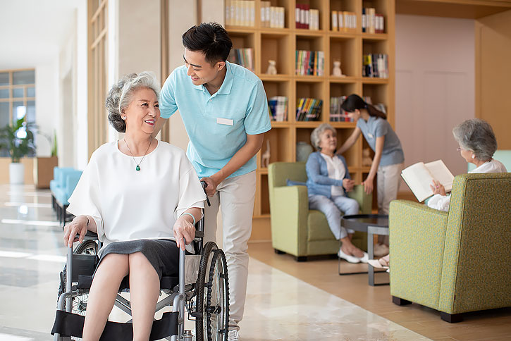 老年女性在养老院看书-原创广告素材图片-蓝牛仔