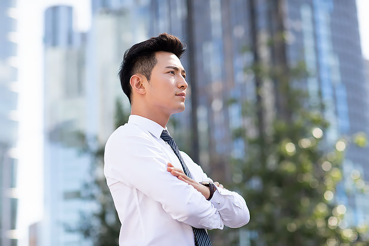 自信的年轻商务男士