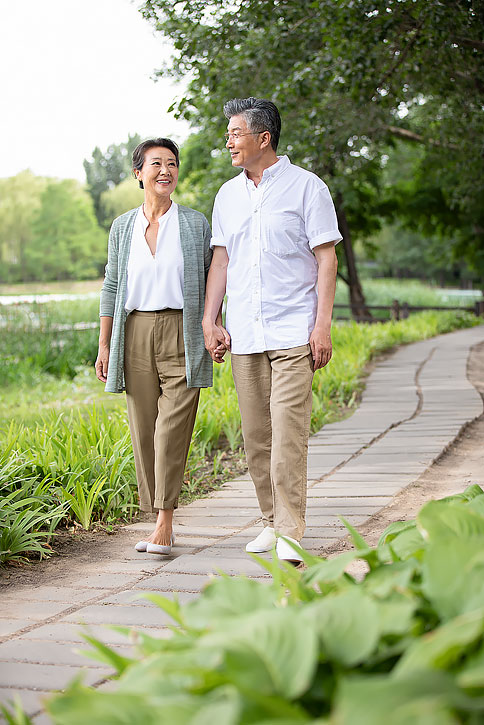 快乐老年夫妇在草地上跳舞
