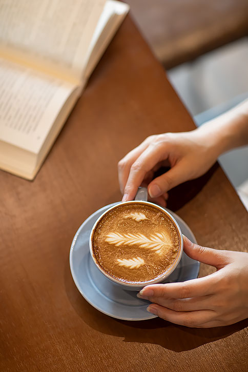 优雅女士在咖啡店喝咖啡