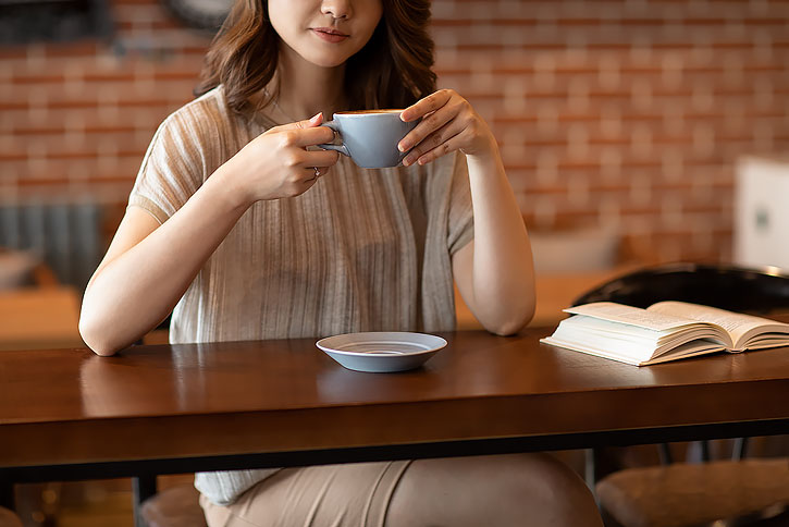 优雅女士在咖啡店看书