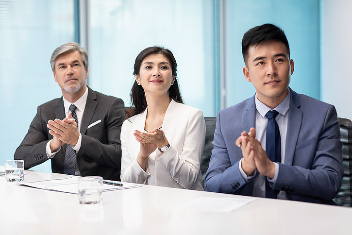 商务人士在会议室开会