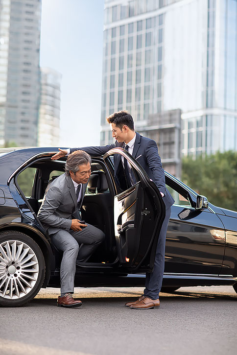成功的商务男士下车