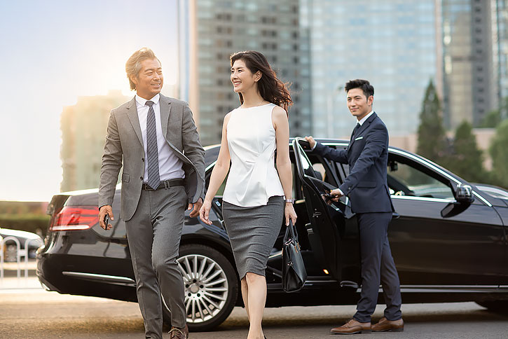 成功的商务人士下车
