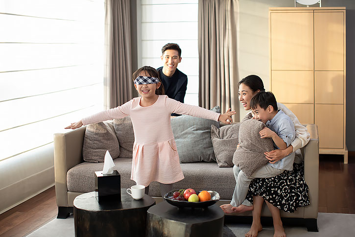 快乐的年轻家庭在客厅玩耍