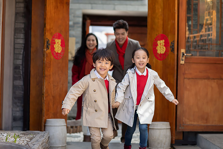 年轻家庭过年拜访