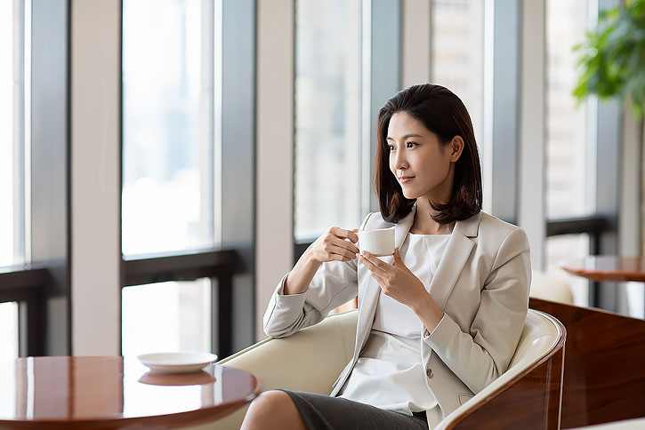 Confident Chinese businesswoman drinking coffee in coffee shop-High-res  stock photo for download