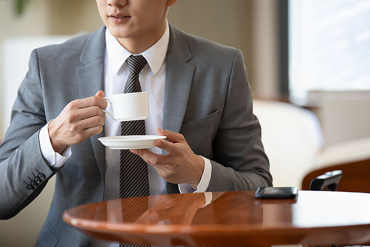 商务男士在候机室喝咖啡
