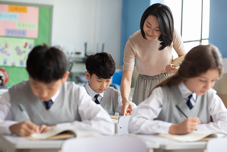 老师在课堂上帮助学生