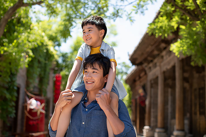 快乐的父子俩旅游度假