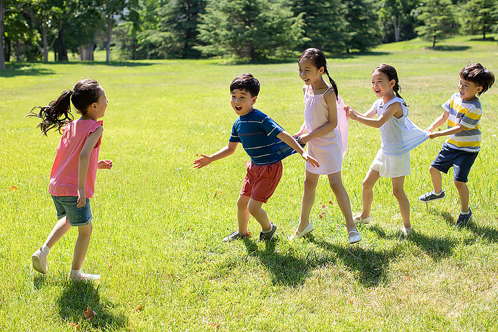 快乐的儿童在草地玩游戏