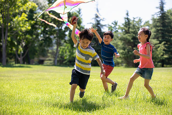 快乐的儿童在草地放风筝