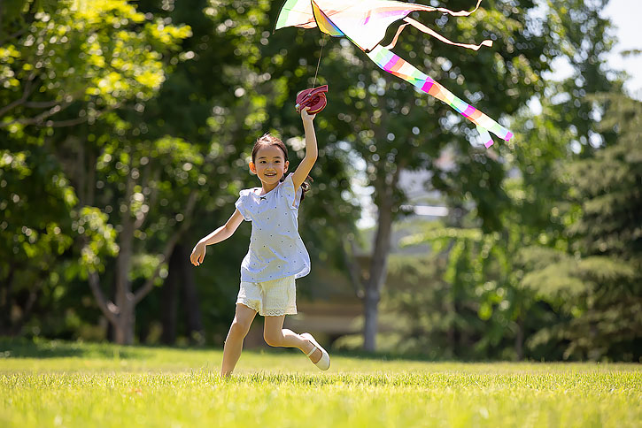 快乐的儿童在草地放风筝