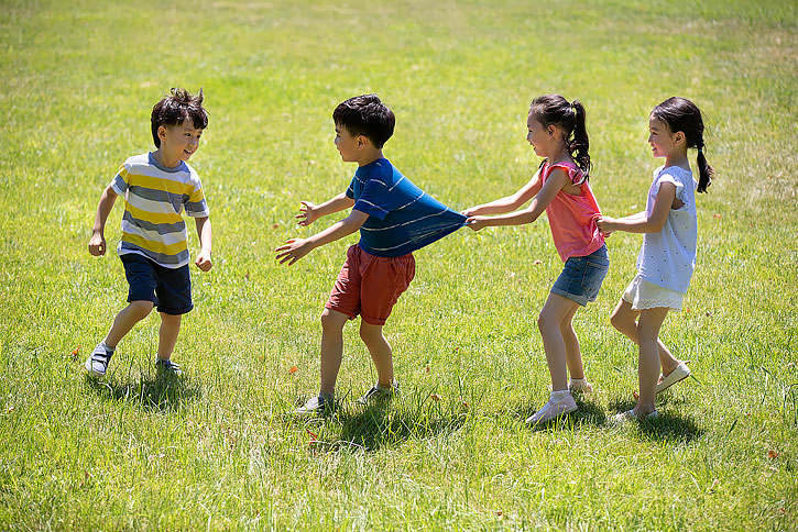 快乐的儿童在草地玩游戏
