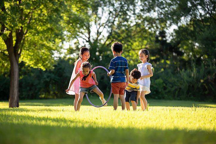 快乐的儿童在草地上玩耍