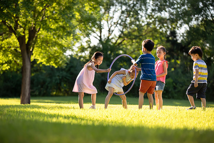 快乐的儿童在草地上玩耍
