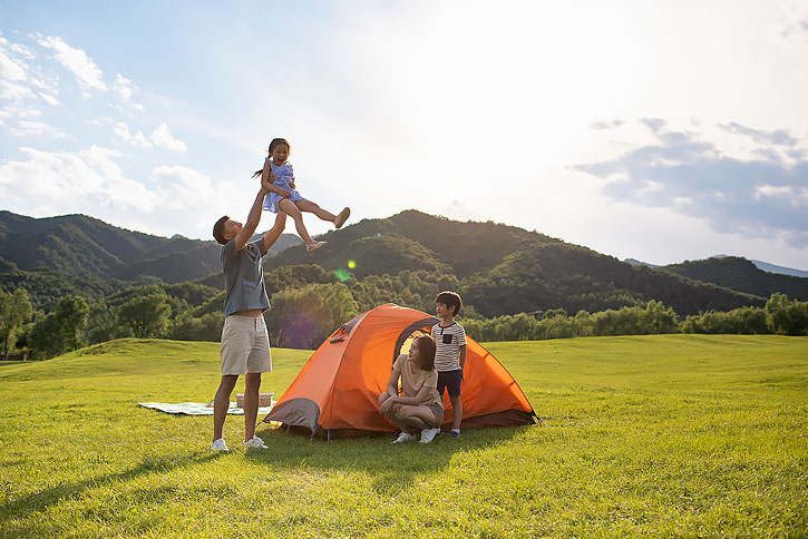 快乐的年轻家庭在户外露营