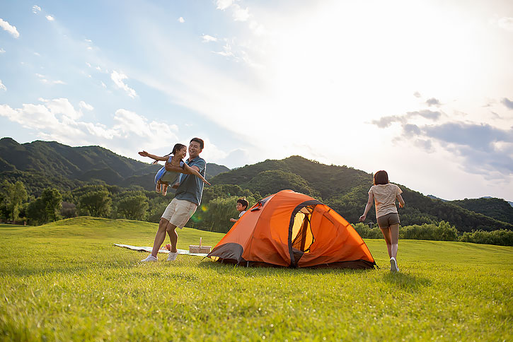 快乐的年轻家庭在户外露营