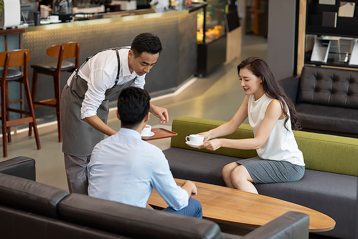 商务人士在咖啡馆讨论工作-蓝牛仔影像-中国原创广告影像素材