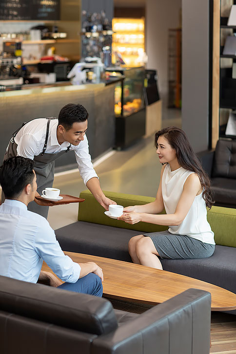 商务人士在咖啡馆讨论工作