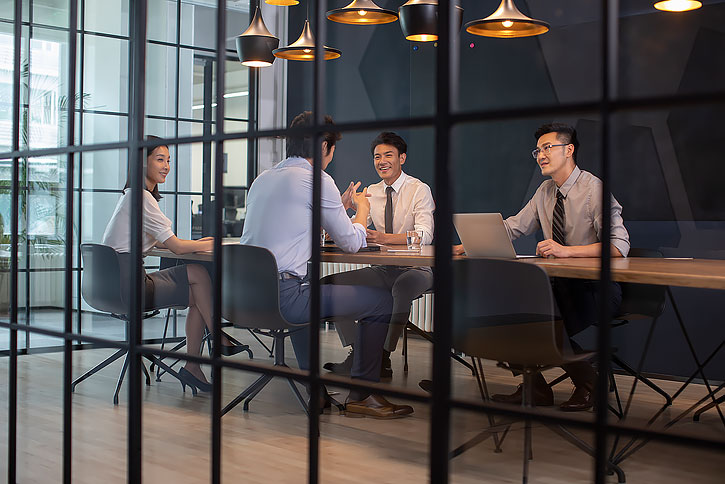 商务人士在会议室开会