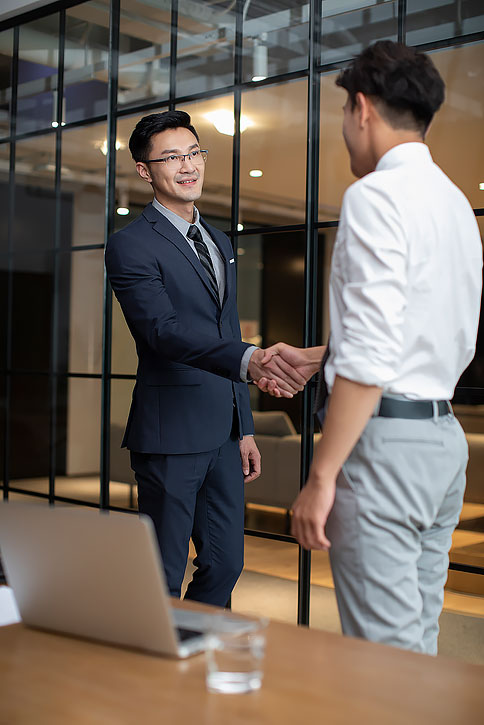 成功商务男士在办公室握手