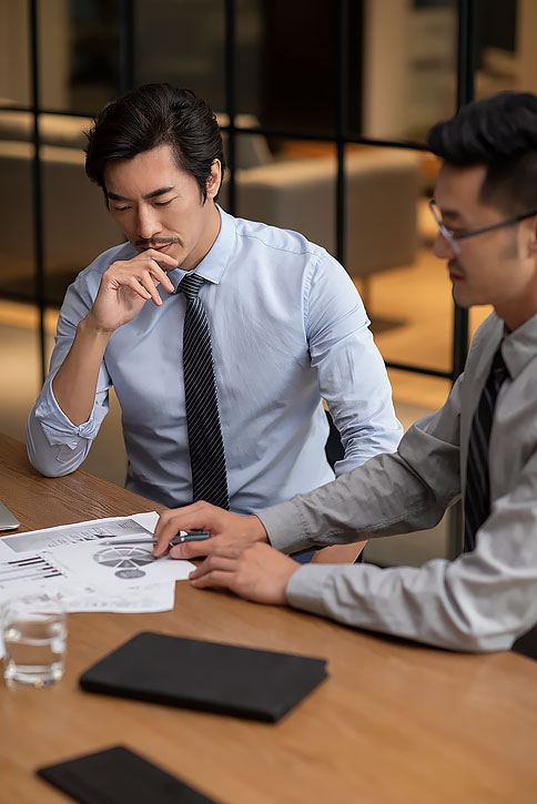 成功商务男士在办公室分析报告