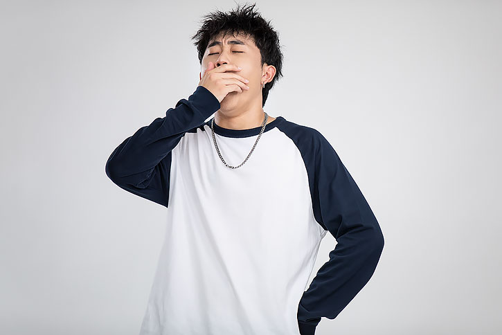 年轻男士打哈欠