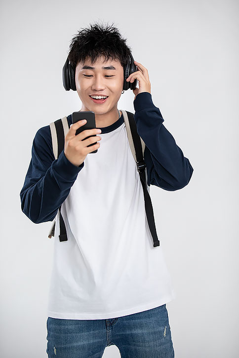 年轻男士戴着耳机听音乐