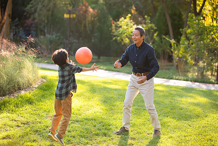 快乐的祖孙俩在公园一起散步