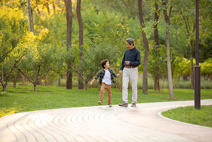 快乐的祖孙俩在公园一起散步