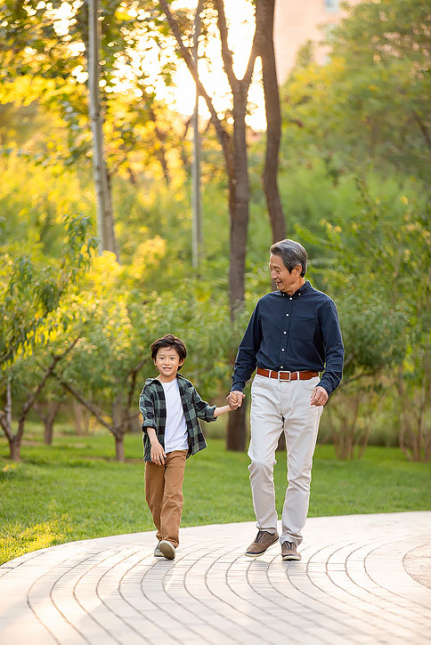 快乐的祖孙俩在公园一起散步