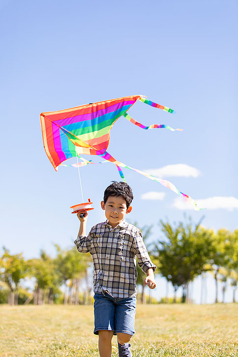 快乐的小男孩在草地上放风筝-原创广告素材图片-蓝牛仔