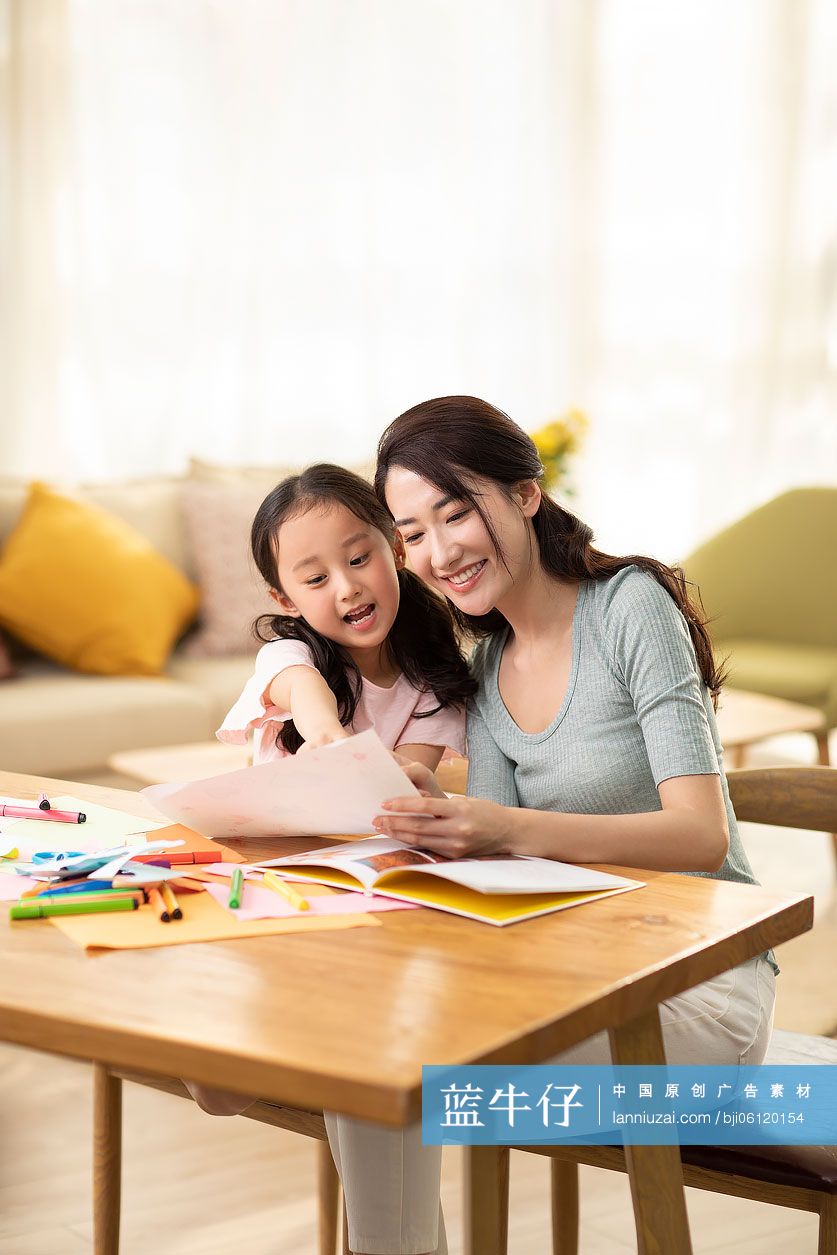 快乐的母女俩在家画画