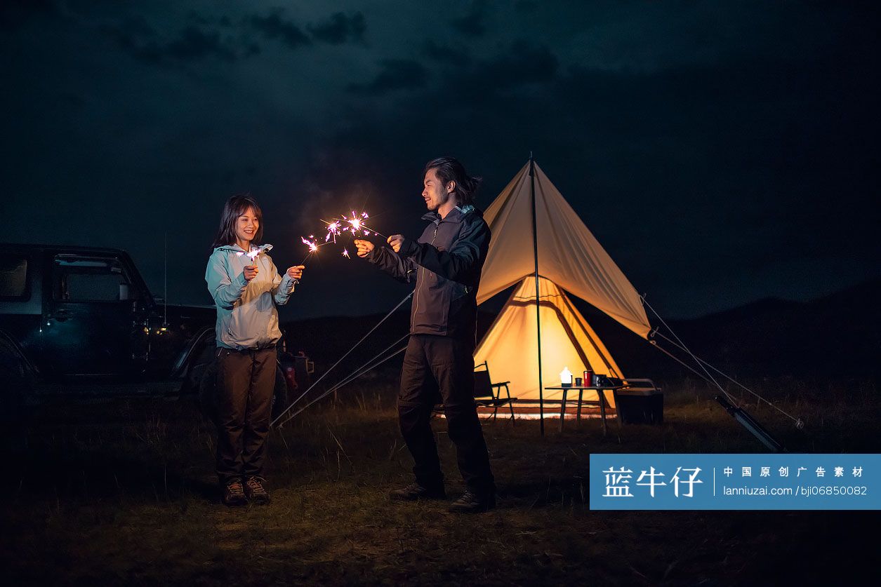 快乐的情侣户外露营放烟花