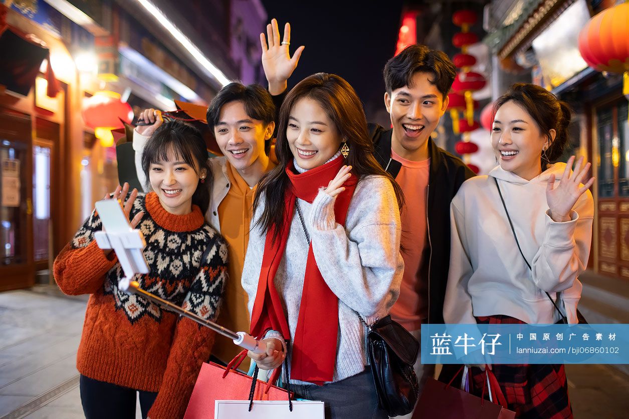 快乐的年轻人用手机自拍