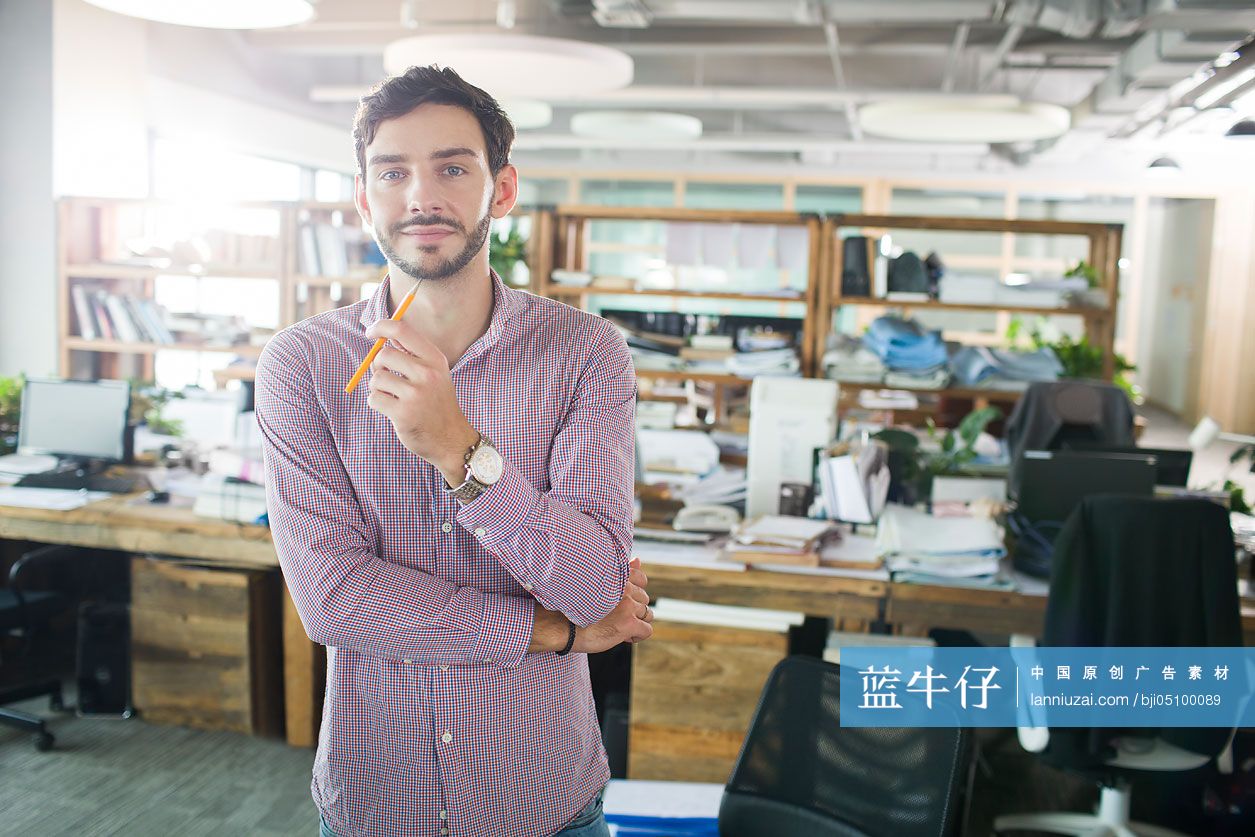 建筑设计师在办公室的肖像