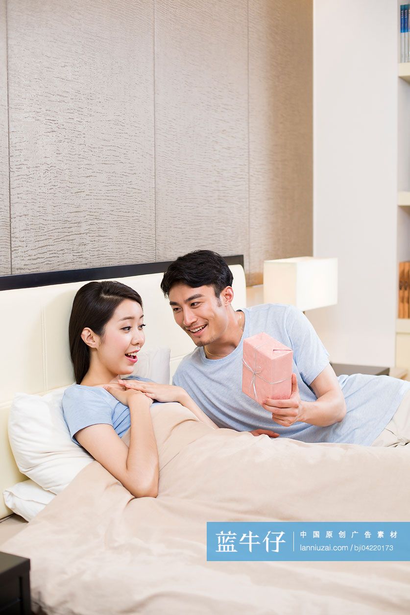 惊喜的女士收到礼物